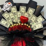 Dịp Valentine, tặng bó hoa bằng tiền thật coi chừng phạm luật