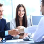 Công chứng bản dịch hồ sơ kiểm toán doanh nghiệp nước ngoài businessman shaking hands to seal a deal with his partner