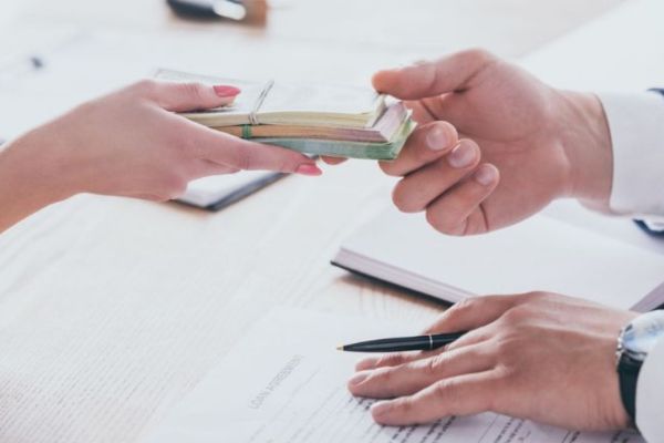 Nợ tiền ngân hàng của chồng: Vợ có trách nhiệm trả không?