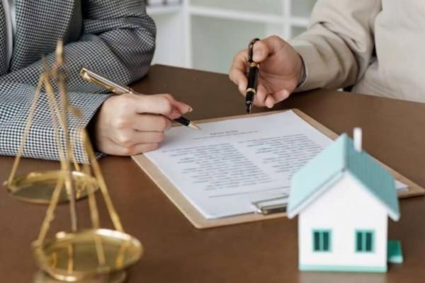 Chủ nhà đơn phương chấm dứt hợp đồng thuê nhà phải bồi thường không?