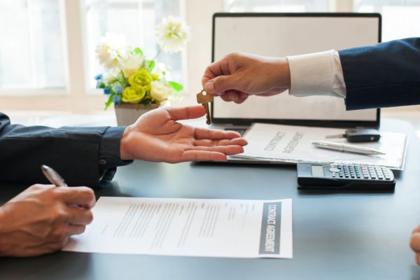 Chủ nhà đơn phương chấm dứt hợp đồng thuê nhà phải bồi thường không?