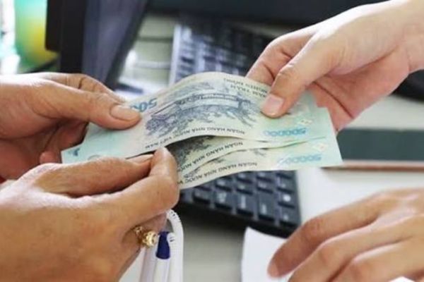 Nhận lương qua thẻ hay lương tiền mặt: Hình thức nào dễ làm hồ sơ Nhà ở xã hội hơn?